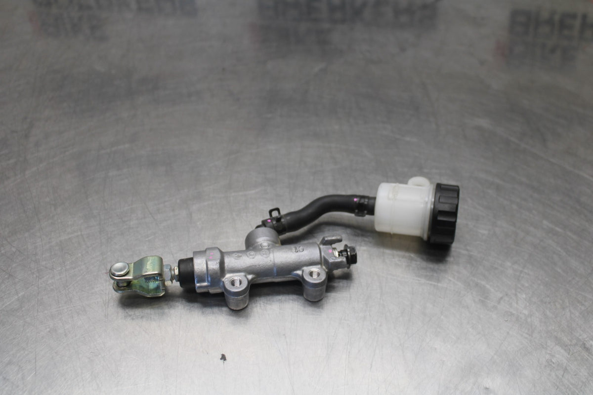 25 KAWASAKI Z900 REAR BACK BRAKE MASTER CYLINDER W RESERVOIR BB928
