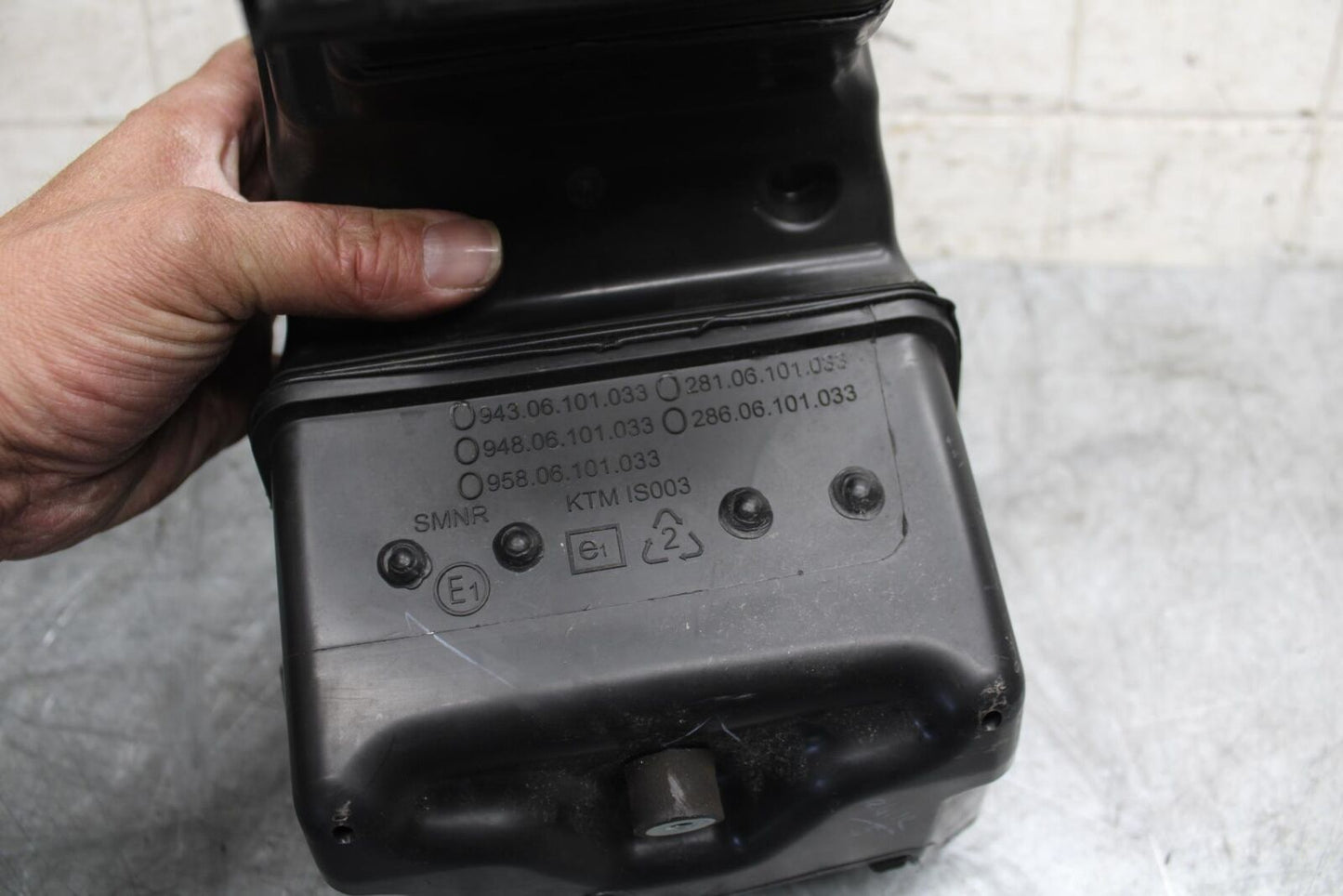 22-23 HUSQVARNA SVARTPILEN 401 AIRBOX AIR INTAKE FILTER BOX BB541