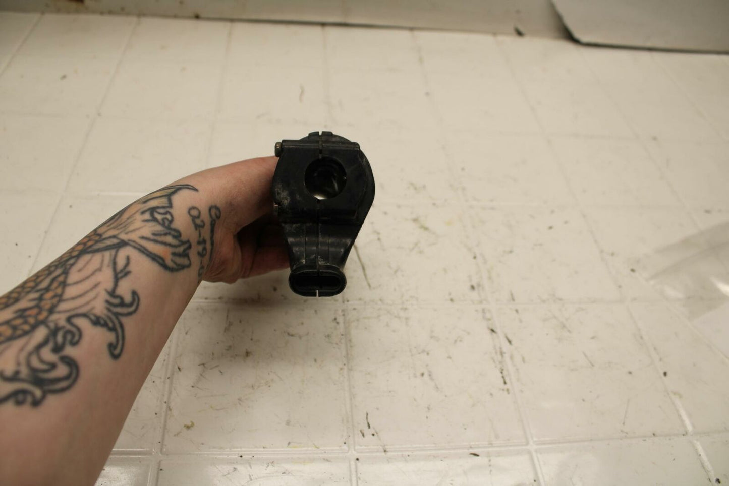 03-04 KAWASAKI NINJA ZX6R 636 THROTTLE CABLE LINE HOUSING GUIDE BB397