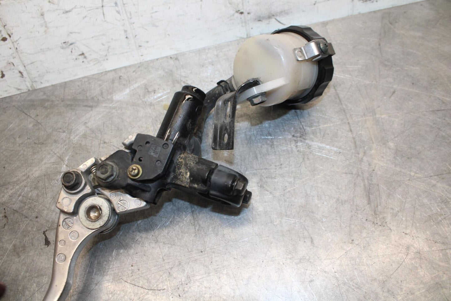 1998 Suzuki TL1000S FRONT BRAKE MASTER CYLINDER w/ LEVER BB508