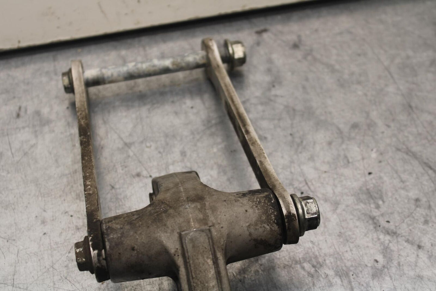 04-05 SUZUKI GSXR750 REAR DOGBONE SHOCK LINKAGE LINK 62600-35880 BB81