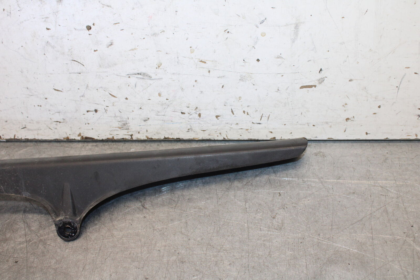 07-08 TRIUMPH DAYTONA 675 REAR BACK DRIVE CHAIN GUARD COVER T2050400 BB685