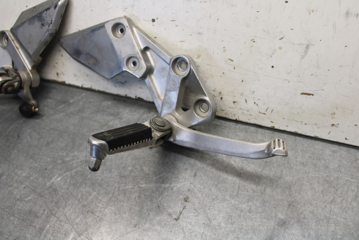 03-07 SUZUKI SV1000S RIGHT LEFT REARSETS REAR SET DRIVER FOOT PEGS BB657