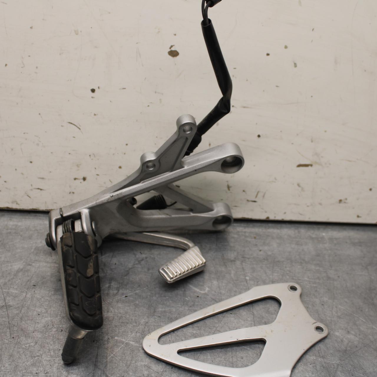 01-06 HONDA CBR600F4I RIGHT REARSET REAR SET DRIVER FOOT PEG REST STOP BB626