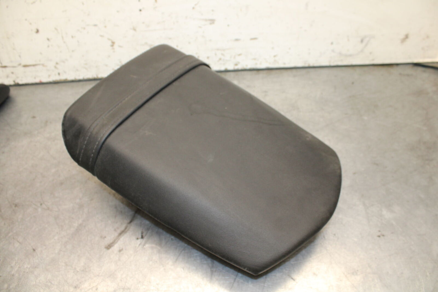 03-04 TRIUMPH DAYTONA 600 REAR BACK PASSENGER SEAT PAD SADDLE PILLION BB745