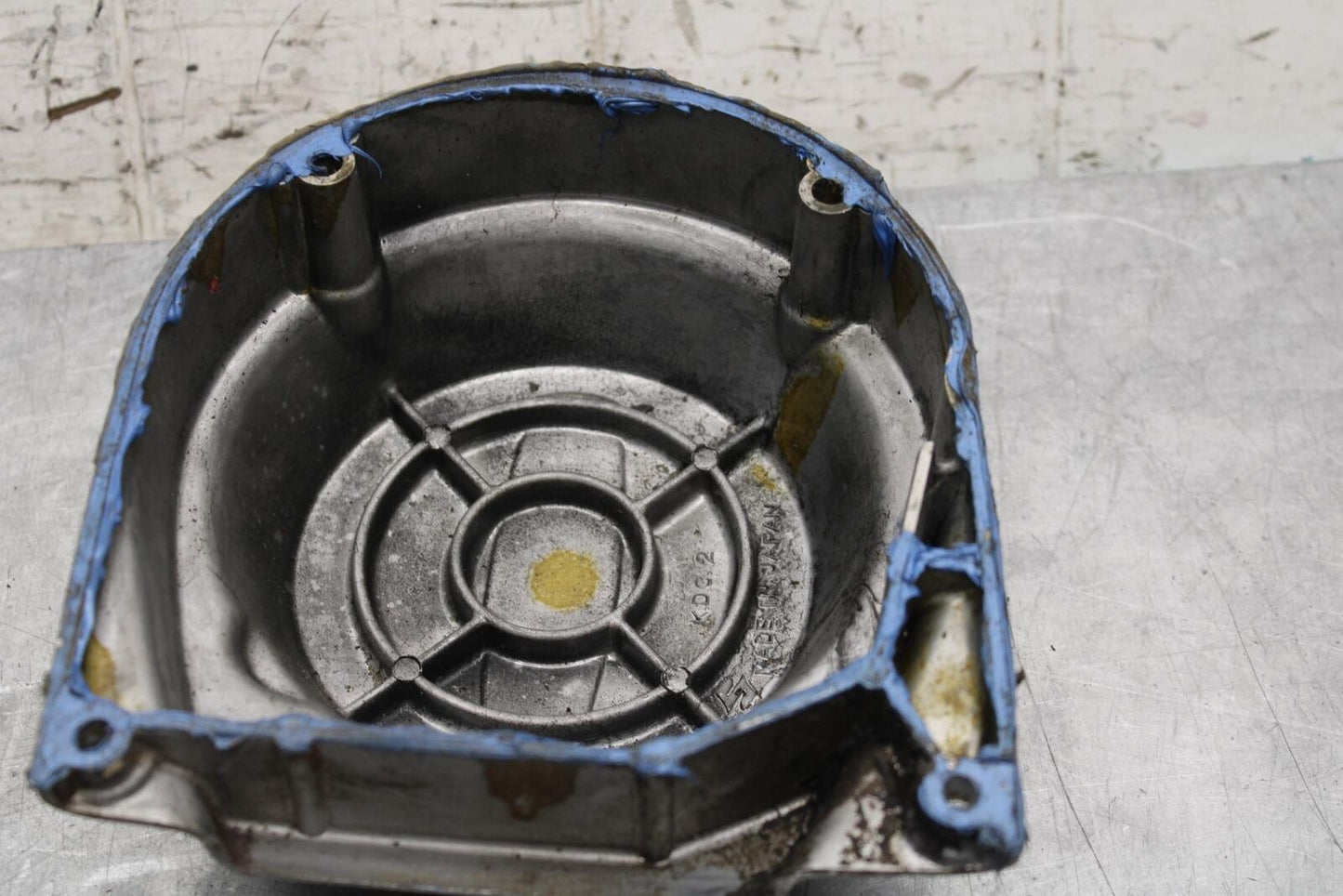 75 SUZUKI GT 550 STATOR MAGNETO ALTERNATOR GENERATOR COVER BB67