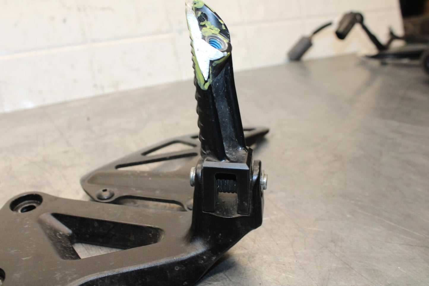 20 SUZUKI GSXR 1000 LEFT REARSET REAR SET DRIVER FOOT PEG REST STOP BB597