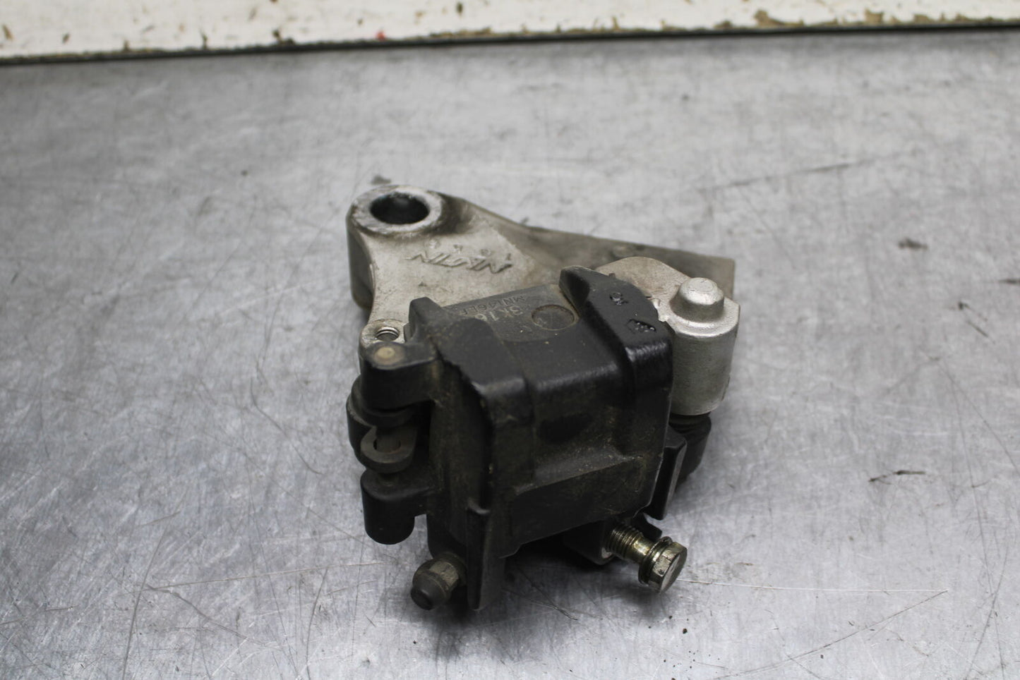 03-04 TRIUMPH DAYTONA 600 REAR BACK BRAKE CALIPER W MOUNT BRACKET BB745