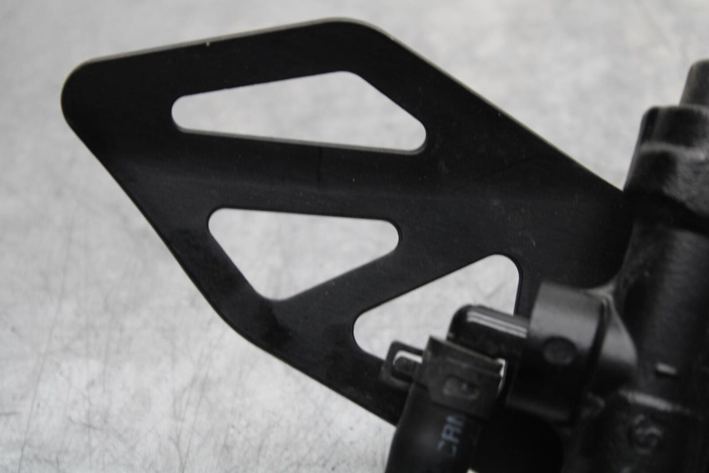20 SUZUKI GSXR 1000 RIGHT REARSET REAR SET DRIVER FOOT PEG REST STOP BB597