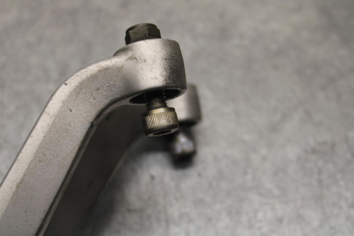 01 SUZUKI GSXR1000 RIGHT REAR BACK PASSENGER PEG BRACKET BB100