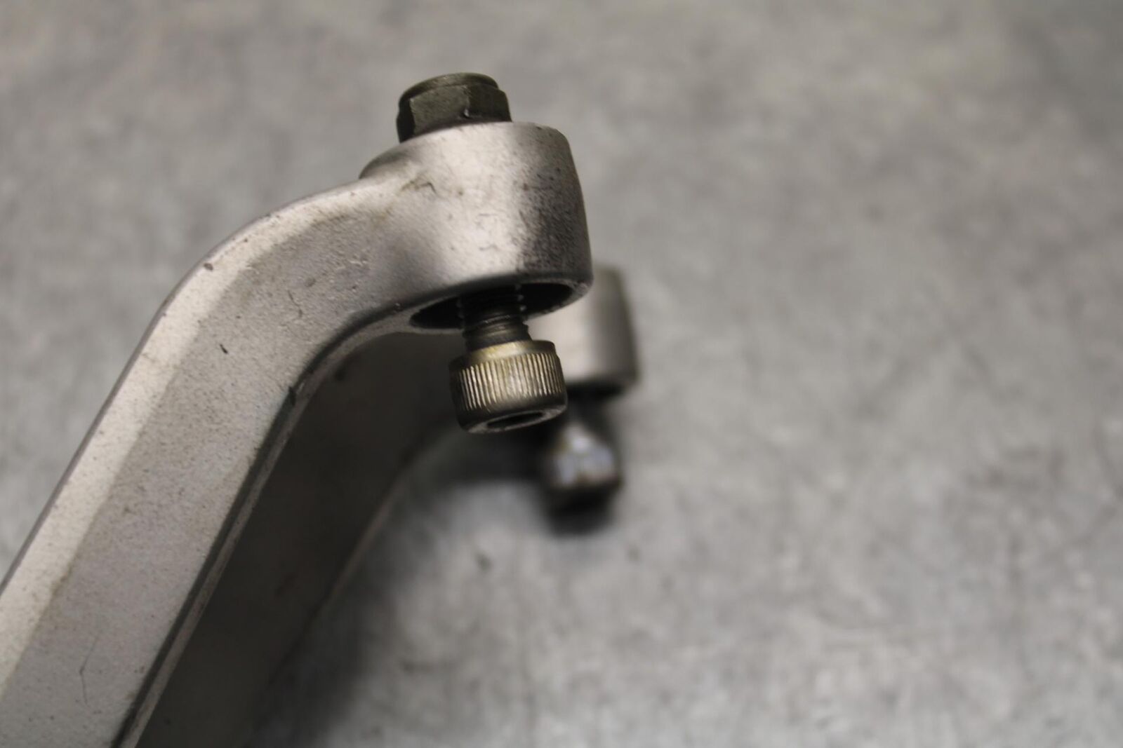 01 SUZUKI GSXR1000 RIGHT REAR BACK PASSENGER PEG BRACKET BB100