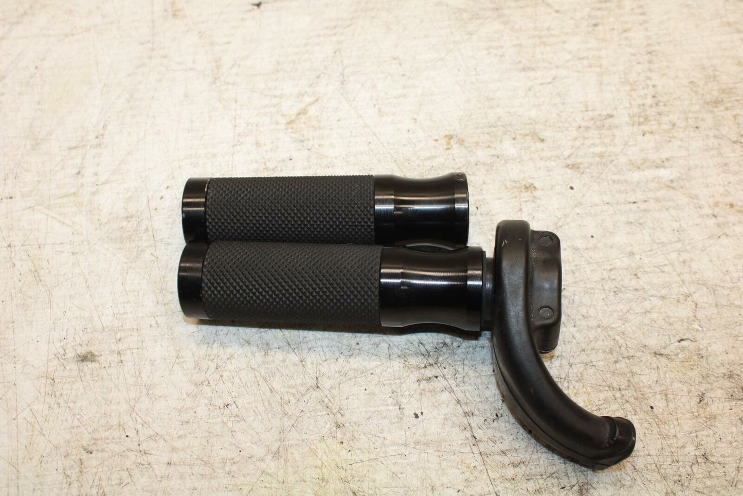 08-10 DUCATI 848 RIGHT THROTTLE GRIP BB369