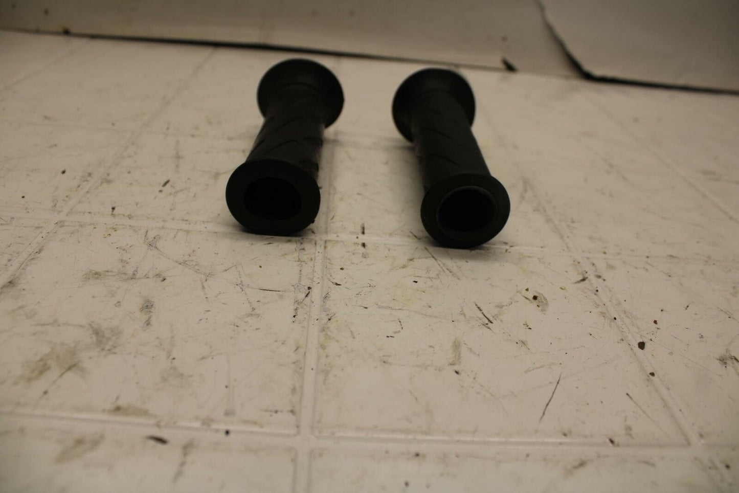 01 SUZUKI GSXR1000 RIGHT THROTTLE GRIP BB10