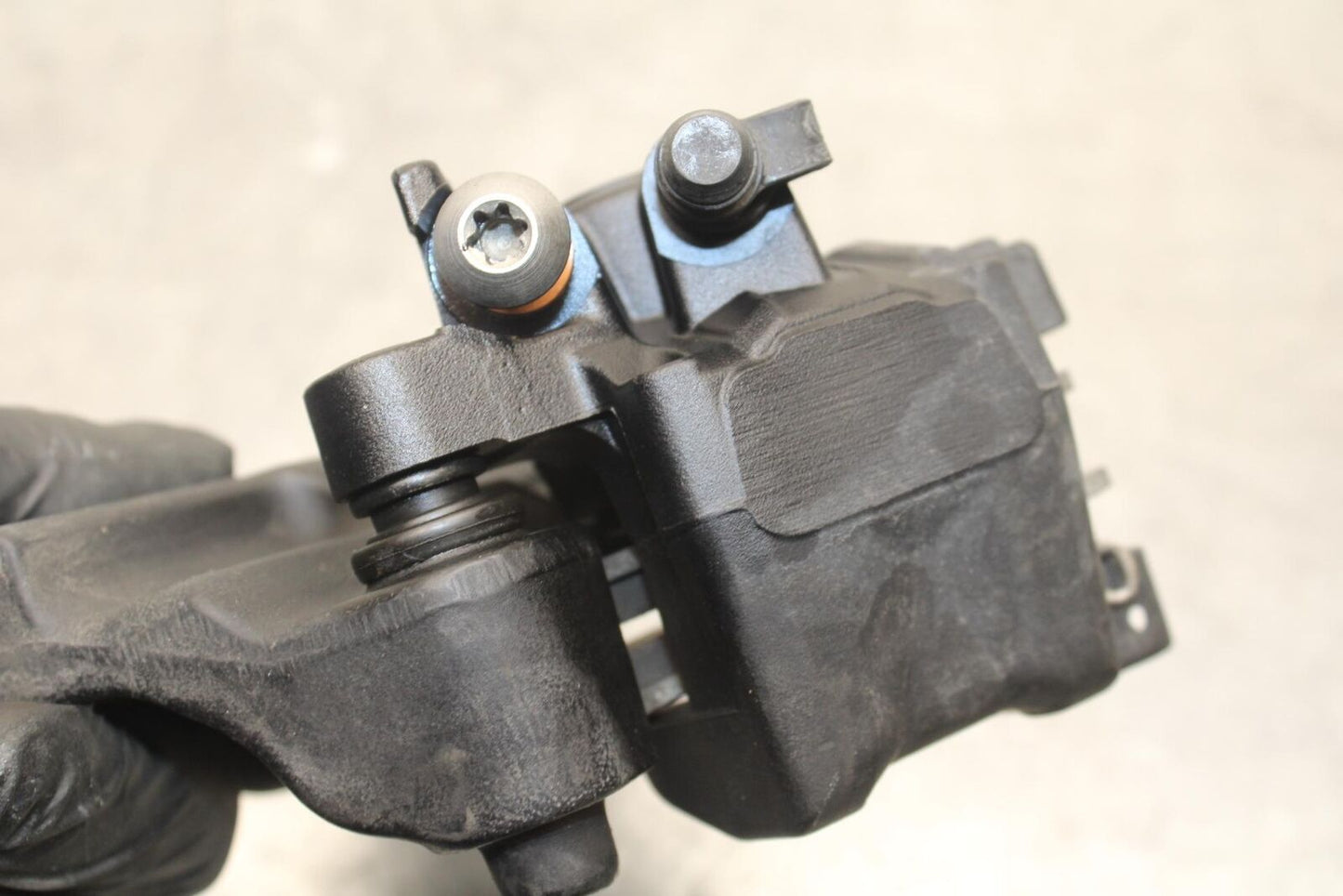 20-23 BMW F900R REAR BACK BRAKE CALIPER W MOUNT BRACKET BB603