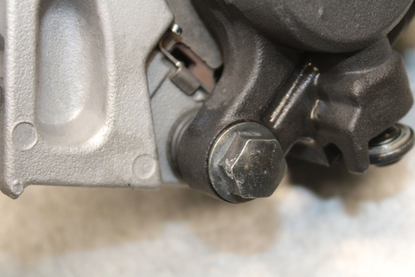 16-21 YAMAHA XSR900 REAR BACK BRAKE CALIPER W MOUNT BRACKET BB664