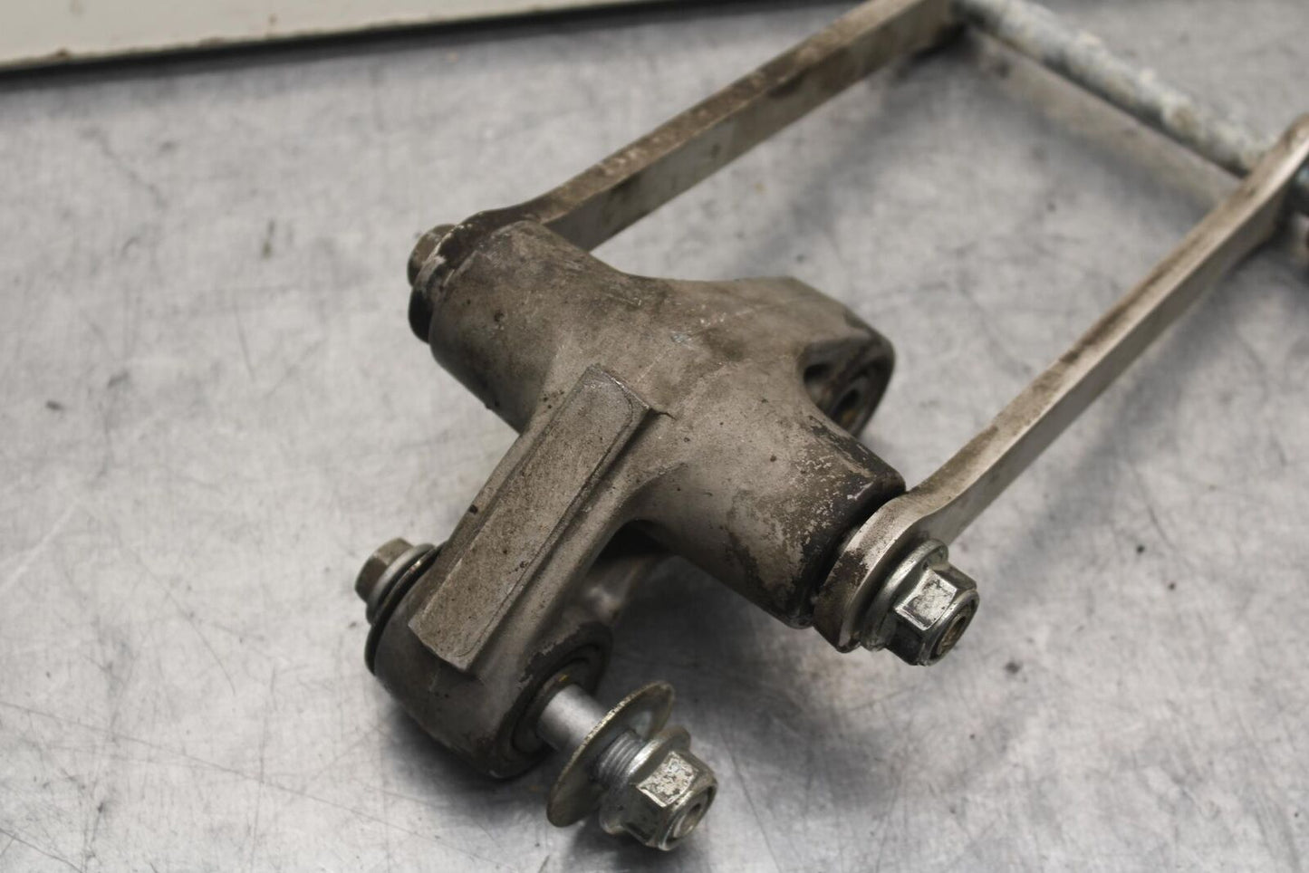 04-05 SUZUKI GSXR750 REAR DOGBONE SHOCK LINKAGE LINK 62600-35880 BB81