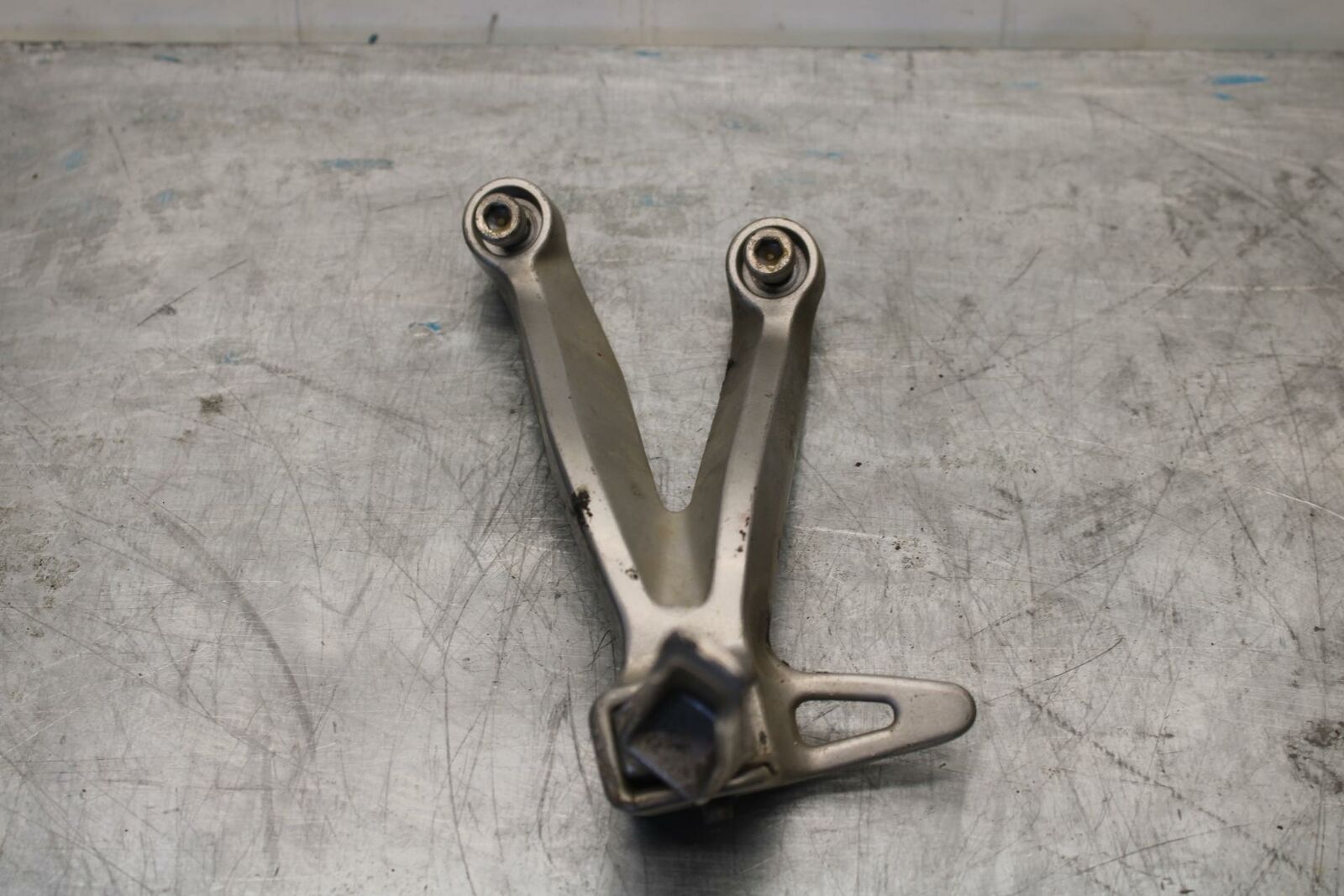 01-02 SUZUKI GSXR750 LEFT REAR BACK PASSENGER PEG BB28