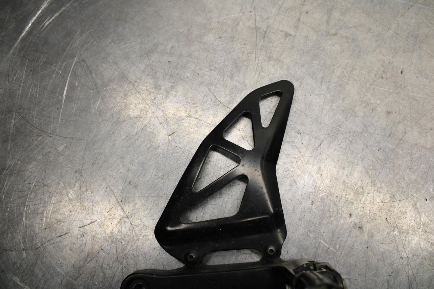 20 SUZUKI GSXR 1000 LEFT REARSET REAR SET DRIVER FOOT PEG REST STOP BB597