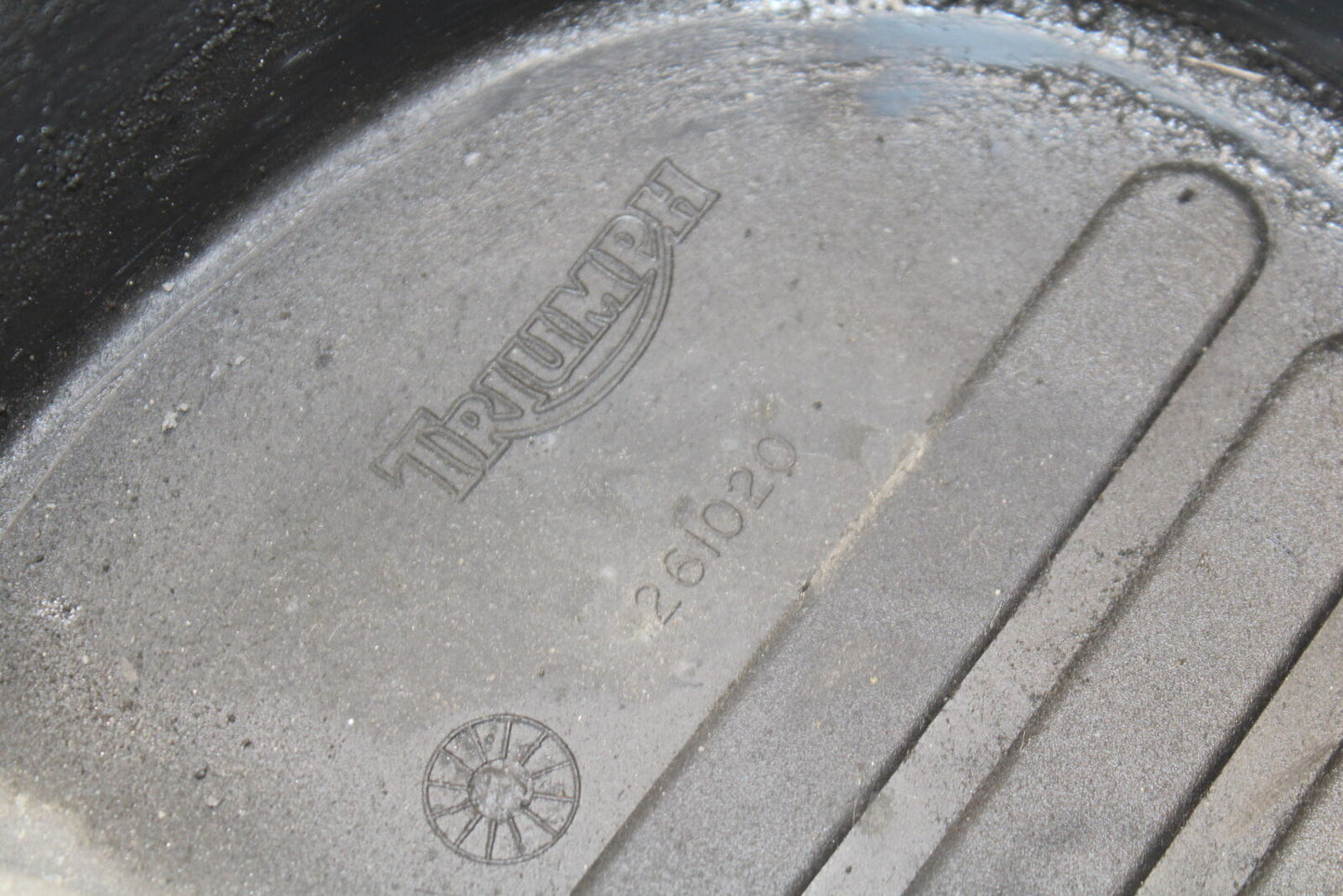 01-06 TRIUMPH TIGER 955I ENGINE SPROCKET COVER BB693