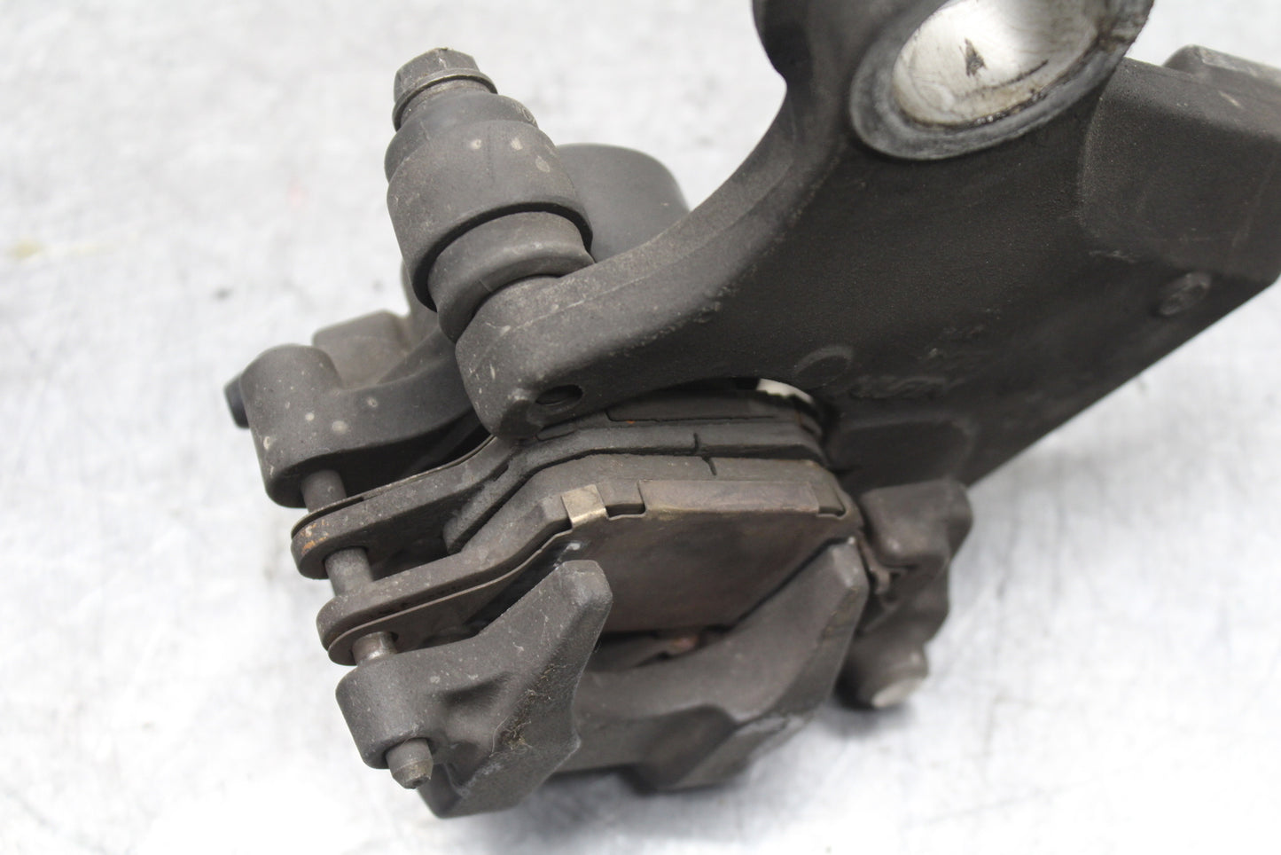 06 YAMAHA YZF R6 REAR BACK BRAKE CALIPER W MOUNT BRACKET BB716