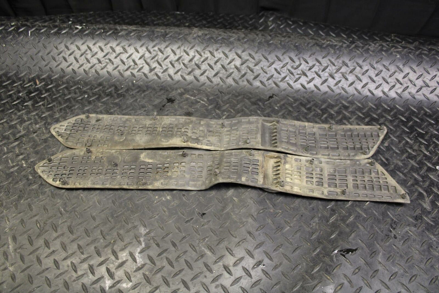 07 SUZUKI BURGMAN 650 FLOOR BOARD FOOT REST MATS RUBBERS BB183
