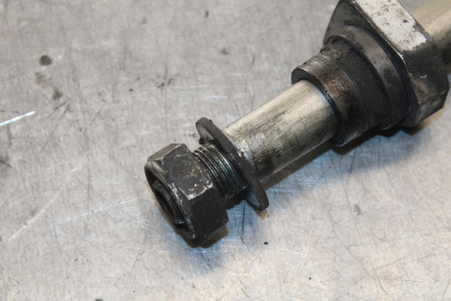 07-08 TRIUMPH DAYTONA 675 REAR AXLE BACK WHEEL RIM PIVOT BOLT AXEL BB685