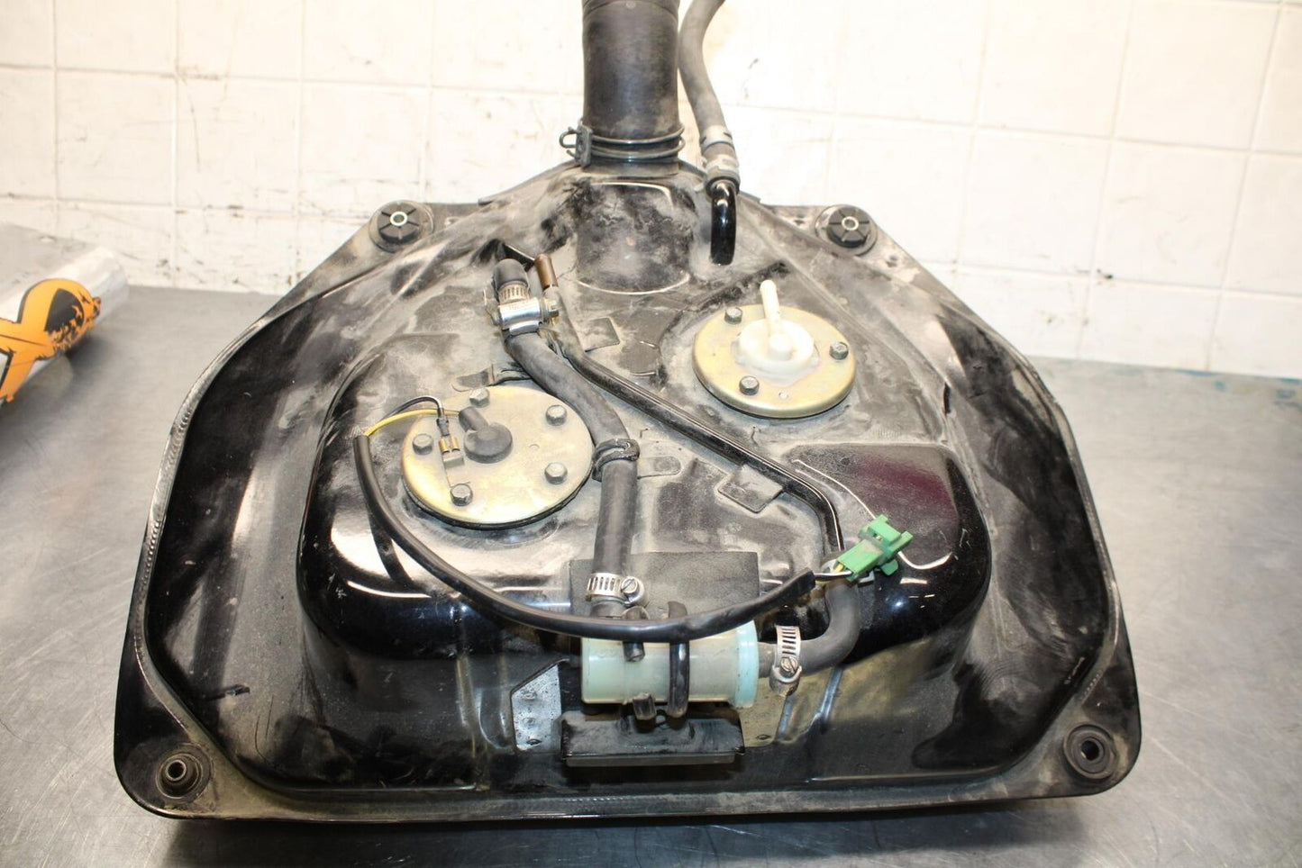2004 Suzuki Intruder 1500 VL1500 GAS TANK FUEL PETROL RESERVOIR BB573