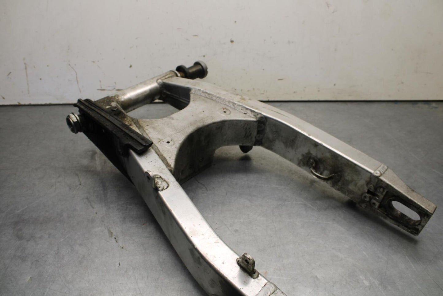 01-03 SUZUKI GSXR600 REAR SWINGARM BACK SUSPENSION SWING ARM BB639