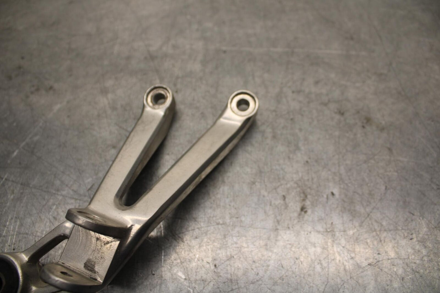 98-99 YAMAHA YZF R1 RIGHT REAR FOOT PEG BRACKET EXHAUST BB74