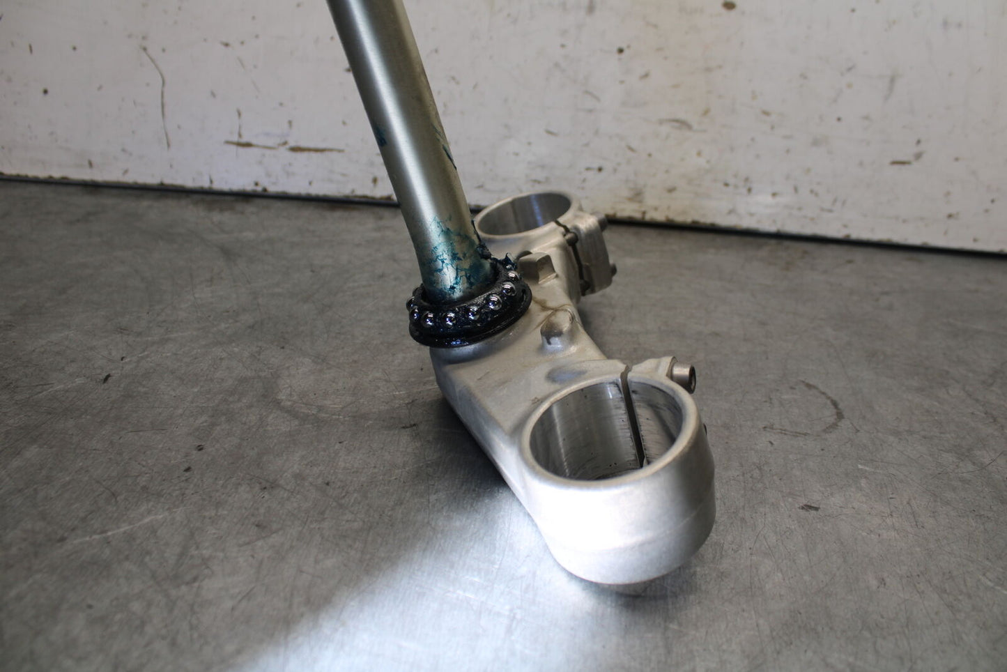 07-08 TRIUMPH DAYTONA 675 FRONT FORKS CLAMP LOWER TRIPLE TREE STEM BB685