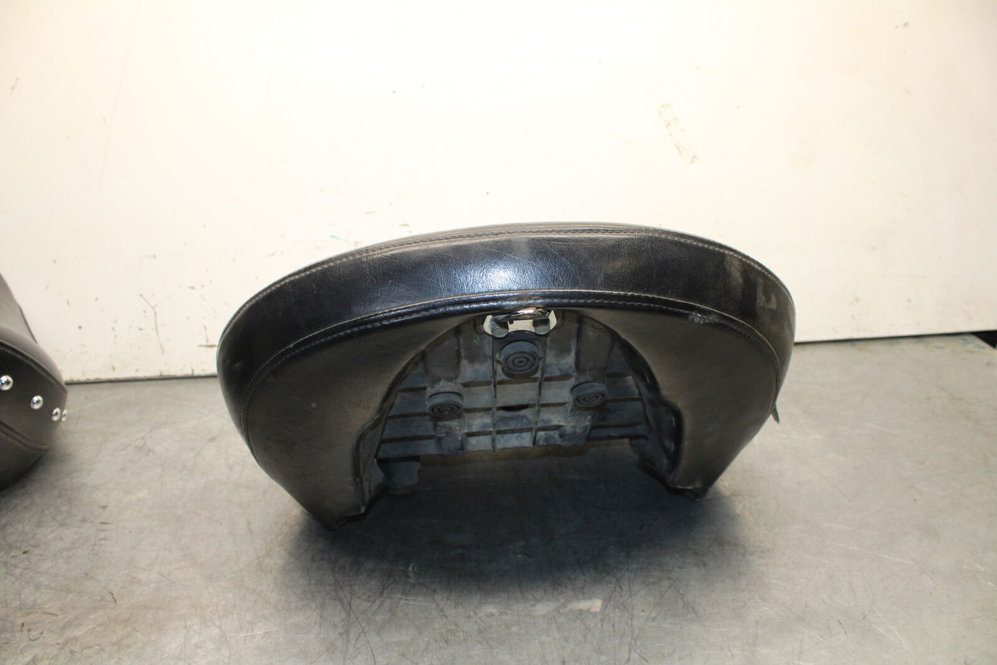 99-00 YAMAHA V STAR 1100 FRONT DRIVERS SEAT BB711
