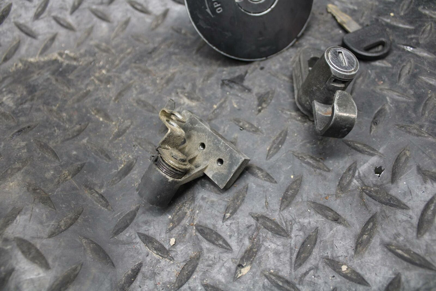 86 SUZUKI GS750ES IGNITION LOCK KEY SET W/ GAS CAP AND SEAT LOCK BB233