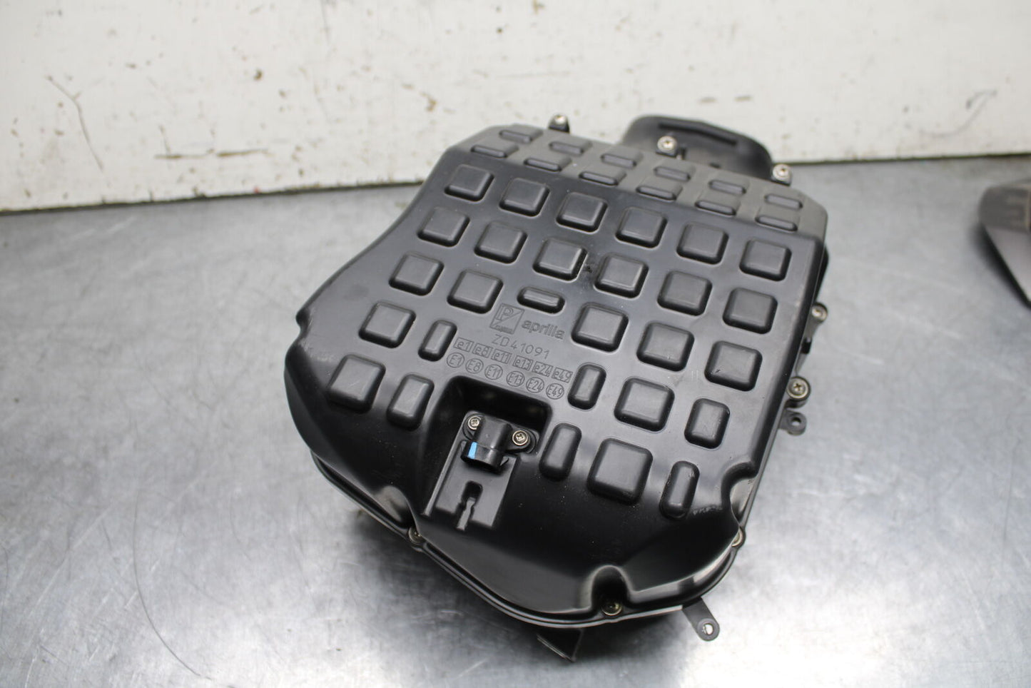 21-24 APRILIA TUONO 660 FACTORY AIRBOX AIR INTAKE FILTER BOX BB733