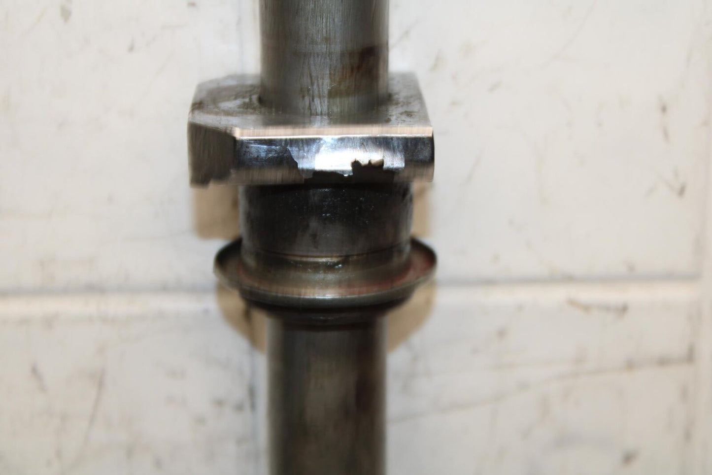 2001 Suzuki GSXR750 REAR AXLE BACK WHEEL RIM PIVOT BOLT AXEL 64711-33E10 BB553
