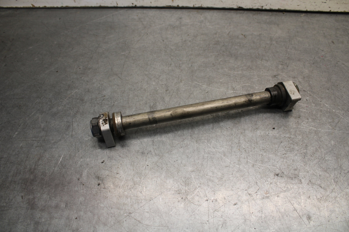 09-11 TRIUMPH DAYTONA 675 REAR AXLE BACK WHEEL RIM PIVOT BOLT AXEL BB652