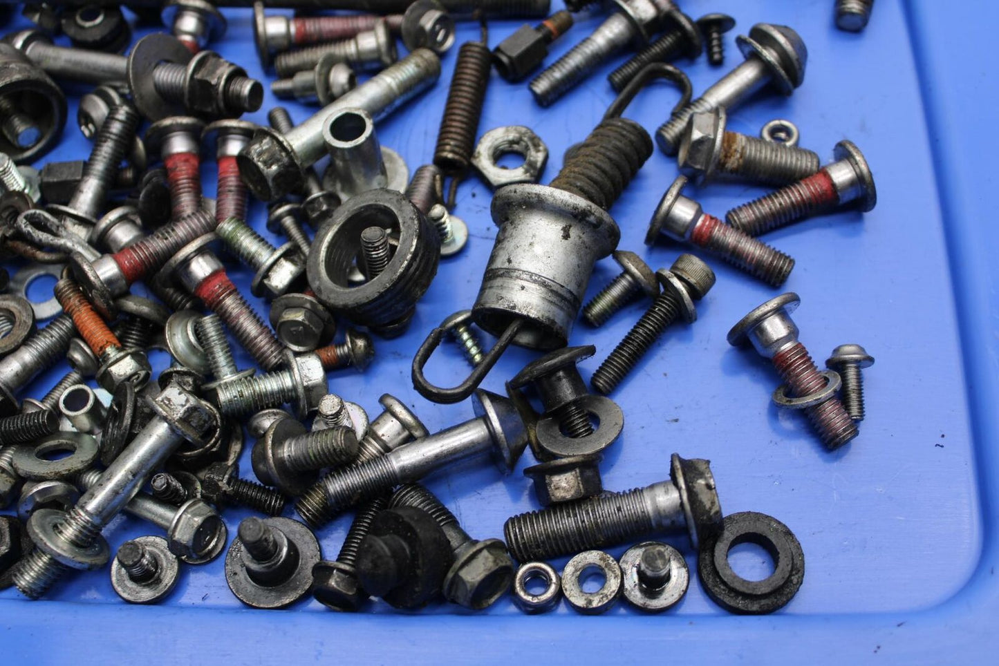 17 KAWASAKI Z900 ZR900 LEFTOVER MOUNTING BOLTS HARDWARE MOTOR BB549