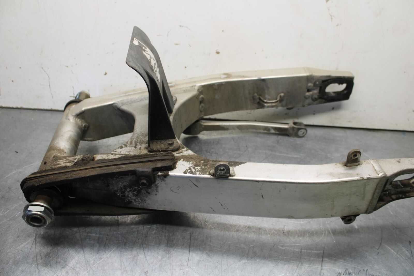 01-03 SUZUKI GSXR600 REAR SWINGARM BACK SUSPENSION SWING ARM 61000-39F00 BB633