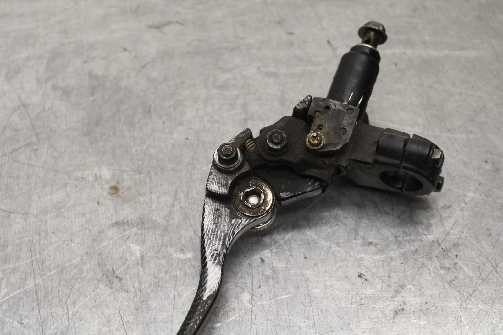 01-03 SUZUKI GSXR600 FRONT BRAKE MASTER CYLINDER w/ LEVER 57300-33E01 BB633