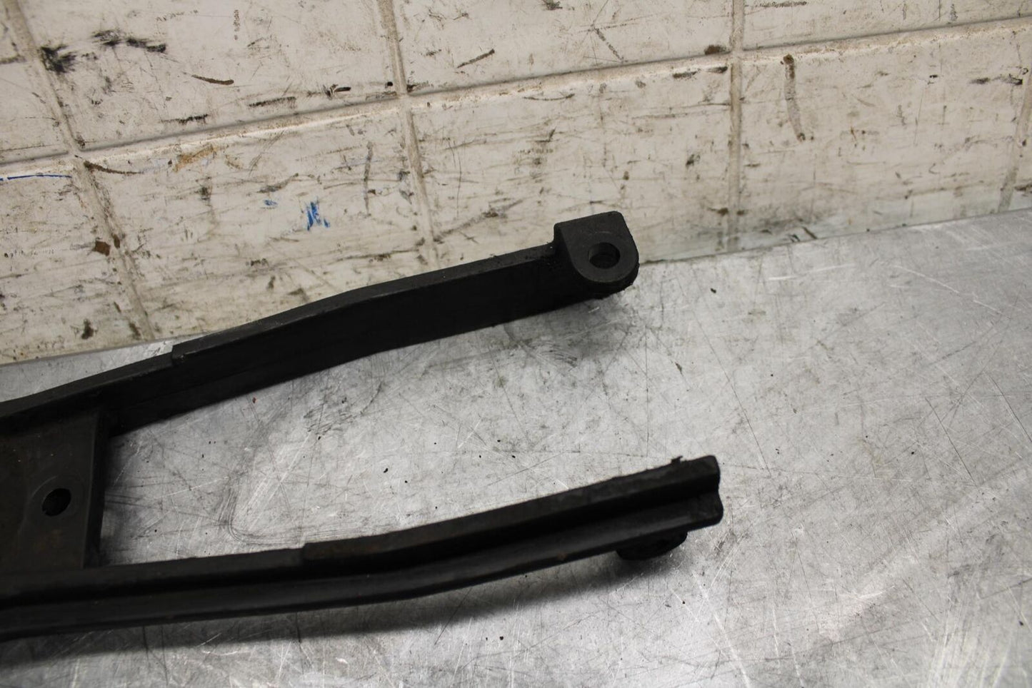 2007 Suzuki GSXR750 SWINGARM CHAIN BUFFER SLIDER GUIDE 61273-01H00 BB546