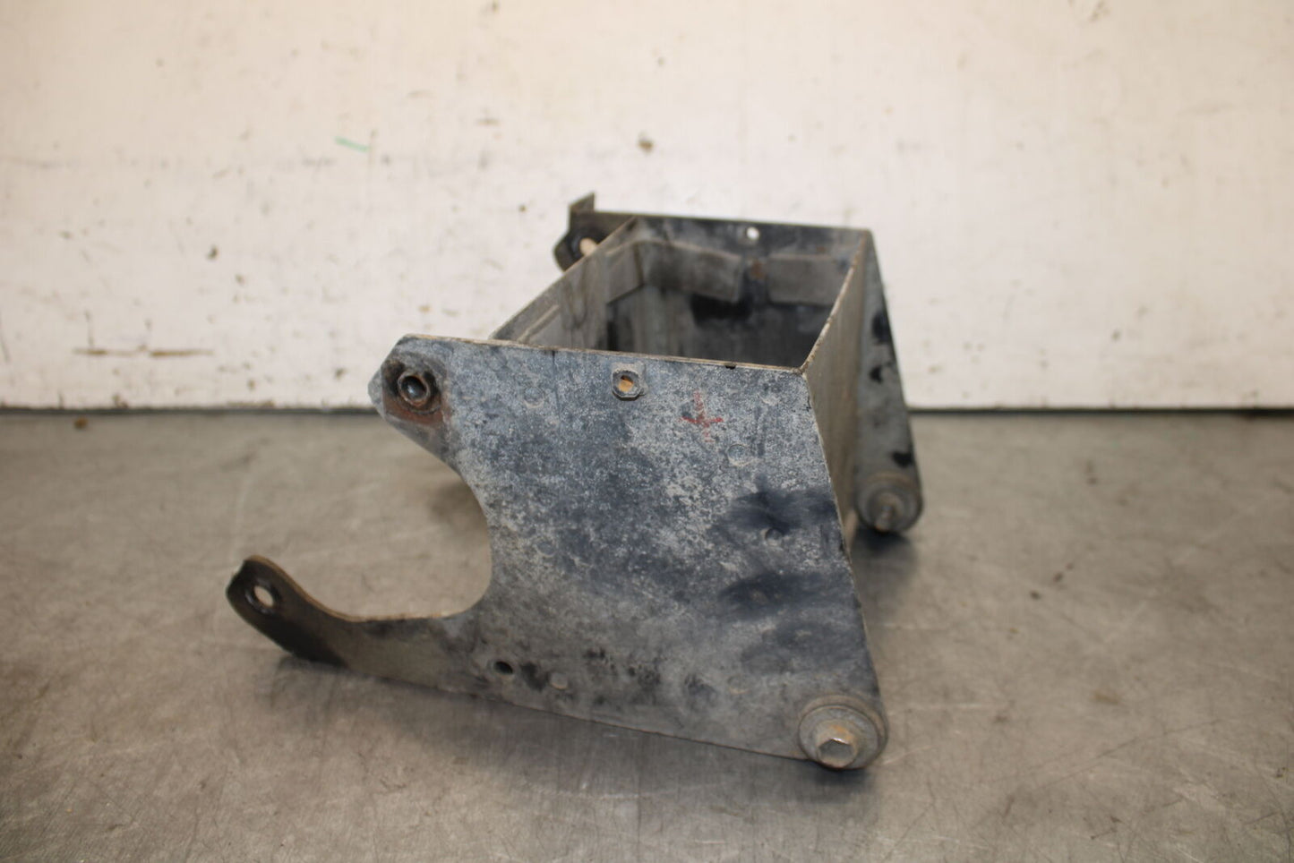 87-03 SUZUKI INTRUDER 1400 VS1400GLP BATTERY TRAY BOX HOLDER BB702