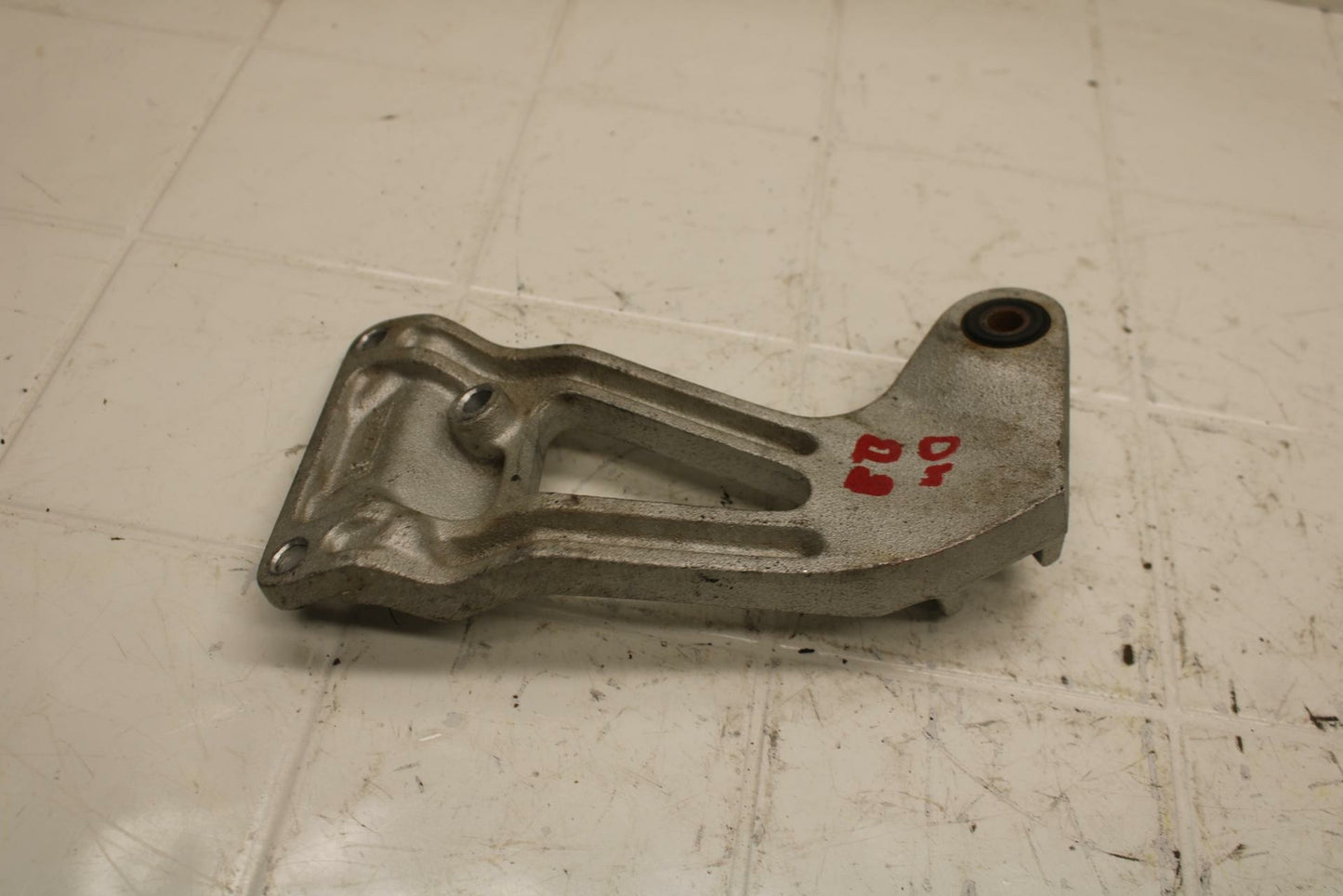 88-89 SUZUKI GSXR750 RIGHT REAR PASSANGER PEG BRACKET MOUNT BB18