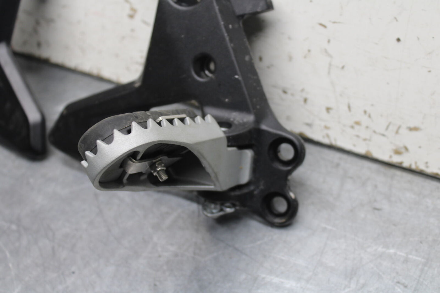 21-24 KTM 890 ADVENTURE R FRONT FOOT RESTS PEGS STEPS SET PAIR BB723