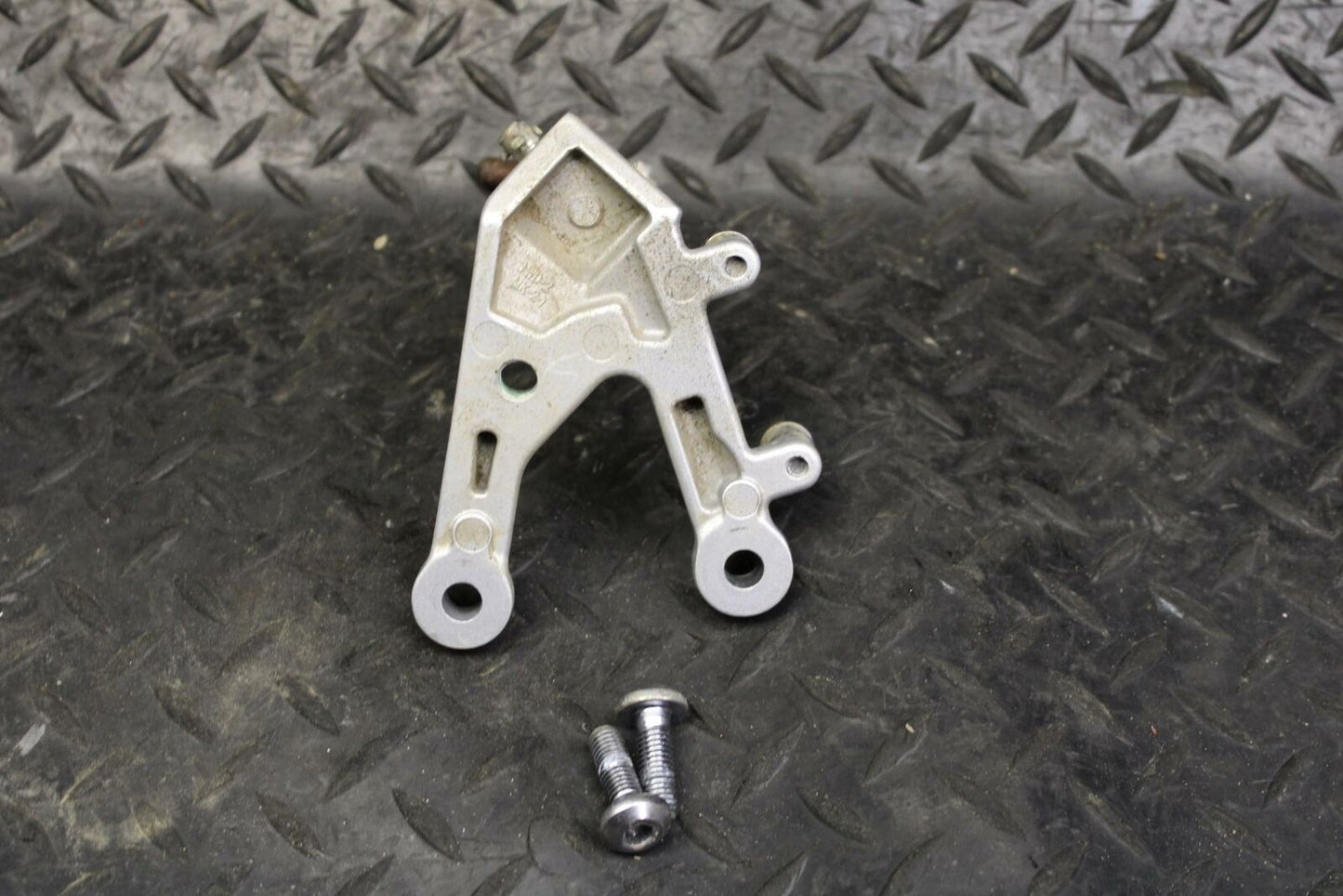 19 YAMAHA YZF R3 LEFT REARSET REAR SET DRIVER FOOT PEG BRACKET MOUNT BB177
