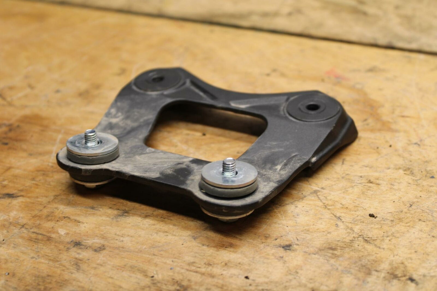 19-20 KAWASAKI NINJA ZX6R FRONT GAS TANK BRACKET MOUNT BB338