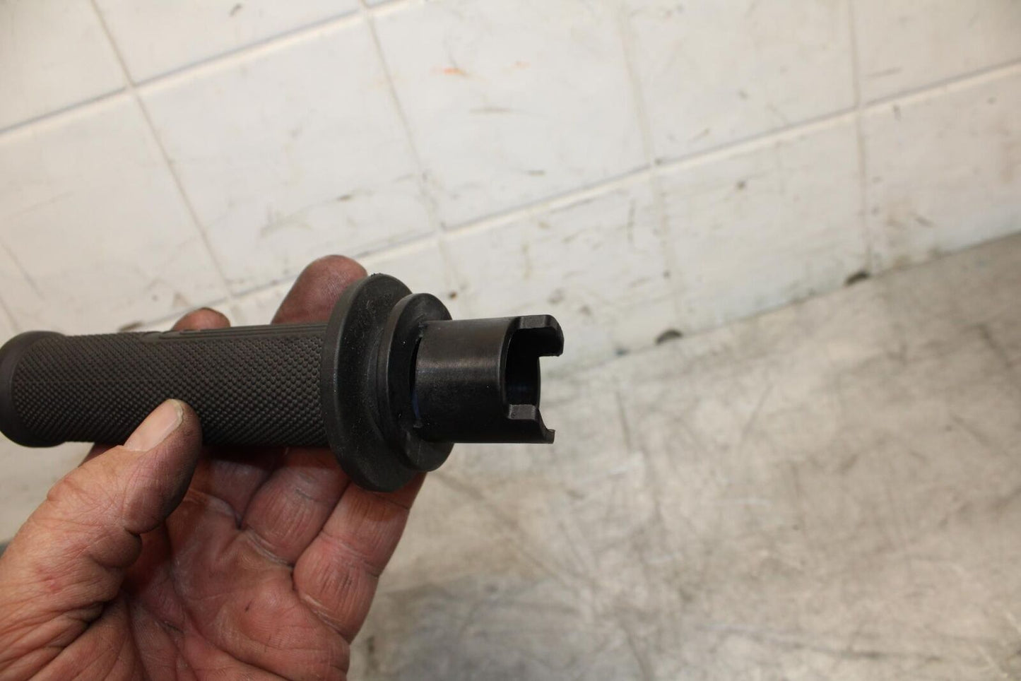 21 HUSQVARNA VITPILEN 401 RIGHT THROTTLE GRIP BB467