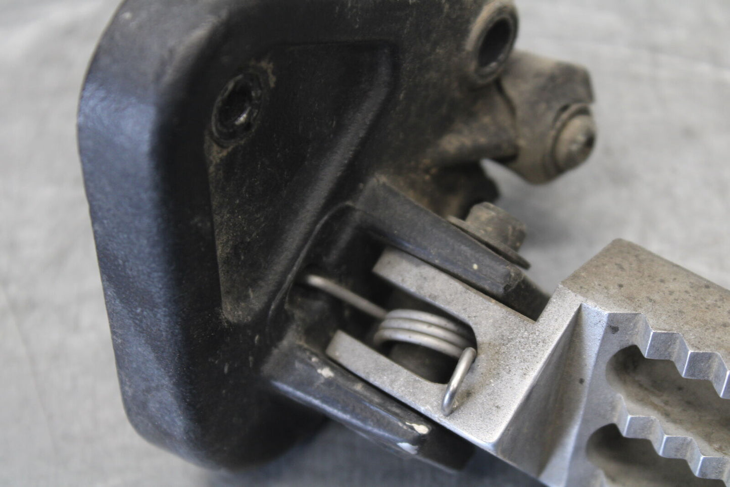01-06 TRIUMPH TIGER 955I LEFT FRONT FOOT REST PEG STEP BB693
