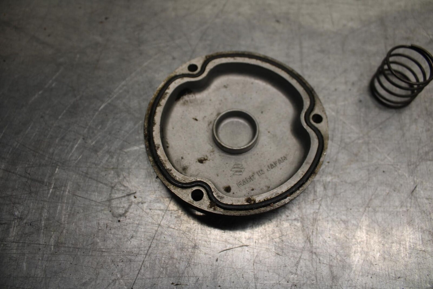 80-81 SUZUKI GS1000G ENGINE OIL FILTER COVER SPRING BB91