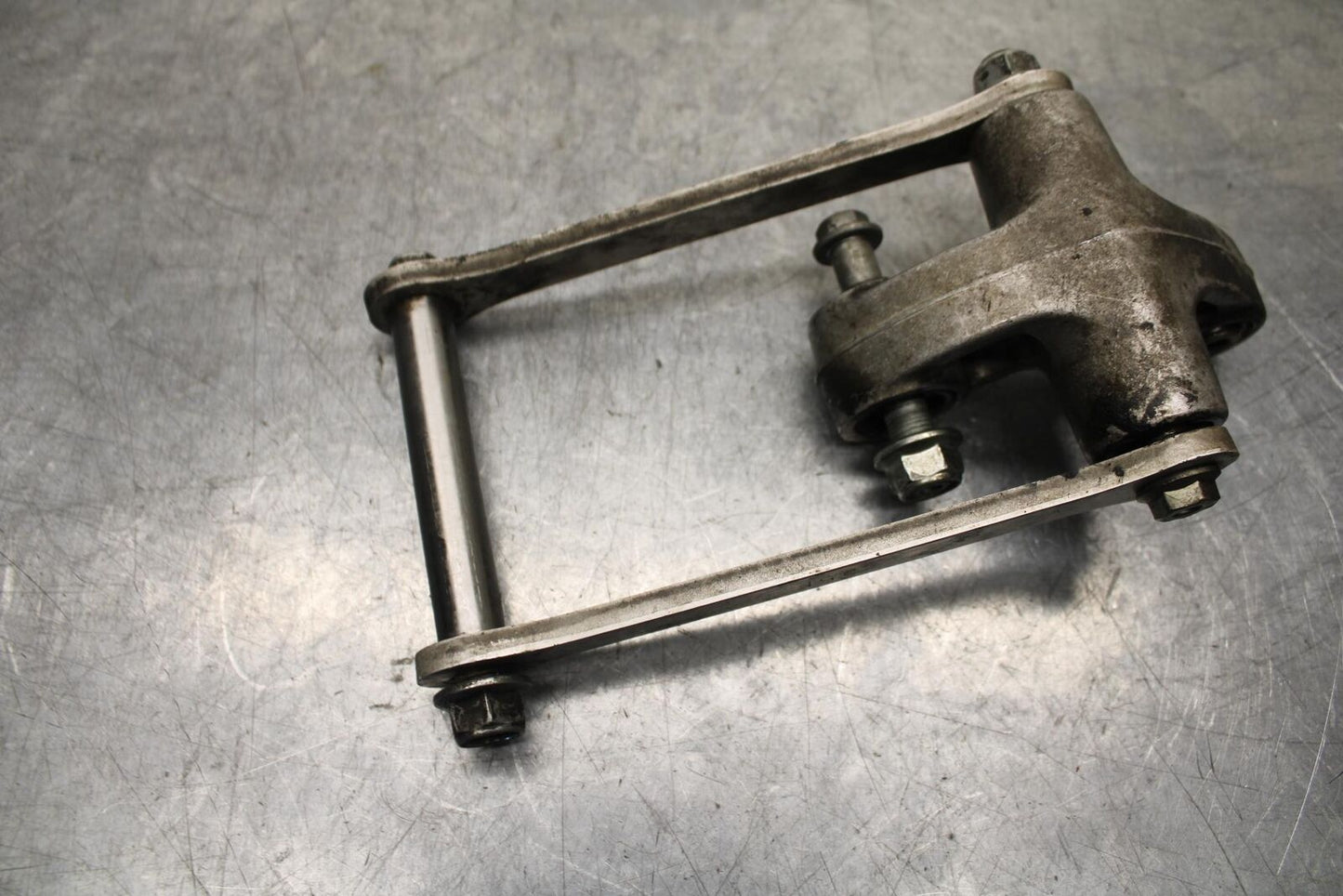 01 SUZUKI GSXR1000 REAR DOGBONE SHOCK LINKAGE LINK 62600-35870 BB100