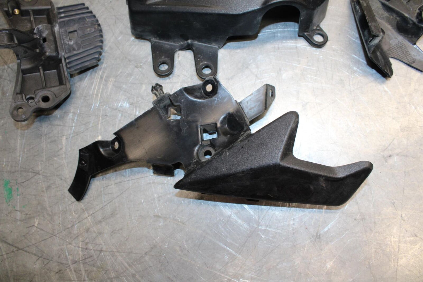 17-21 TRIUMPH STREET TRIPPLE R ABS PLASTIC FAIRING STAY BRACKET bb452