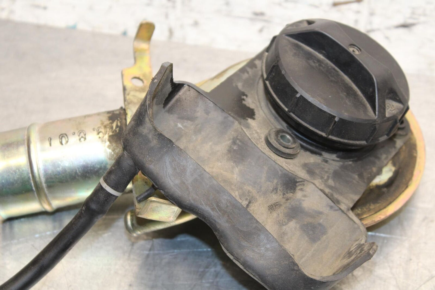 2004 Suzuki Intruder 1500 VL1500 FUEL TANK GAS CAP BB573